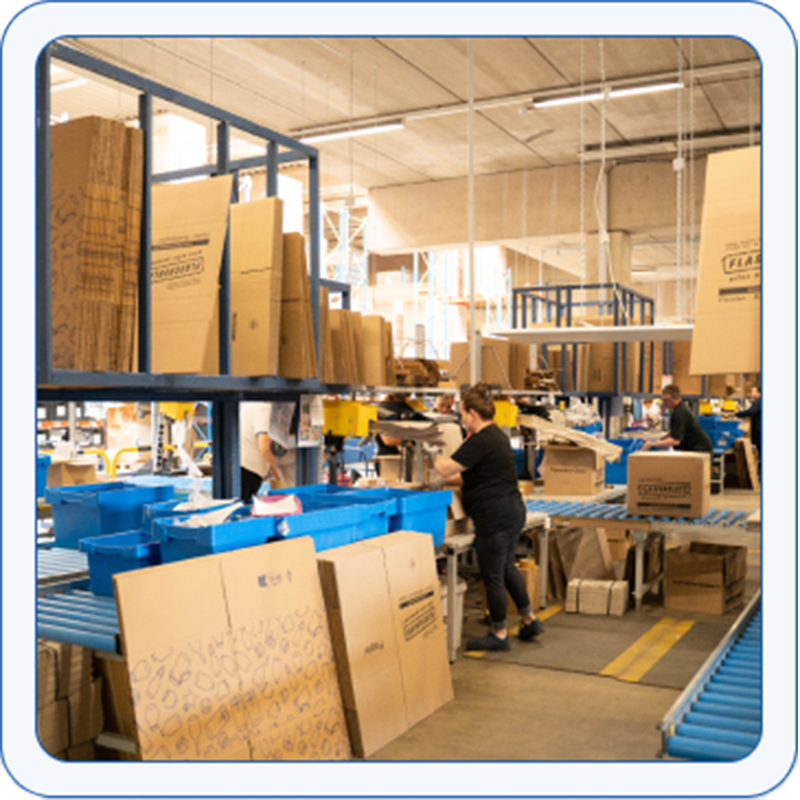 Ljubazna žena u logistici koja pakira pošiljke