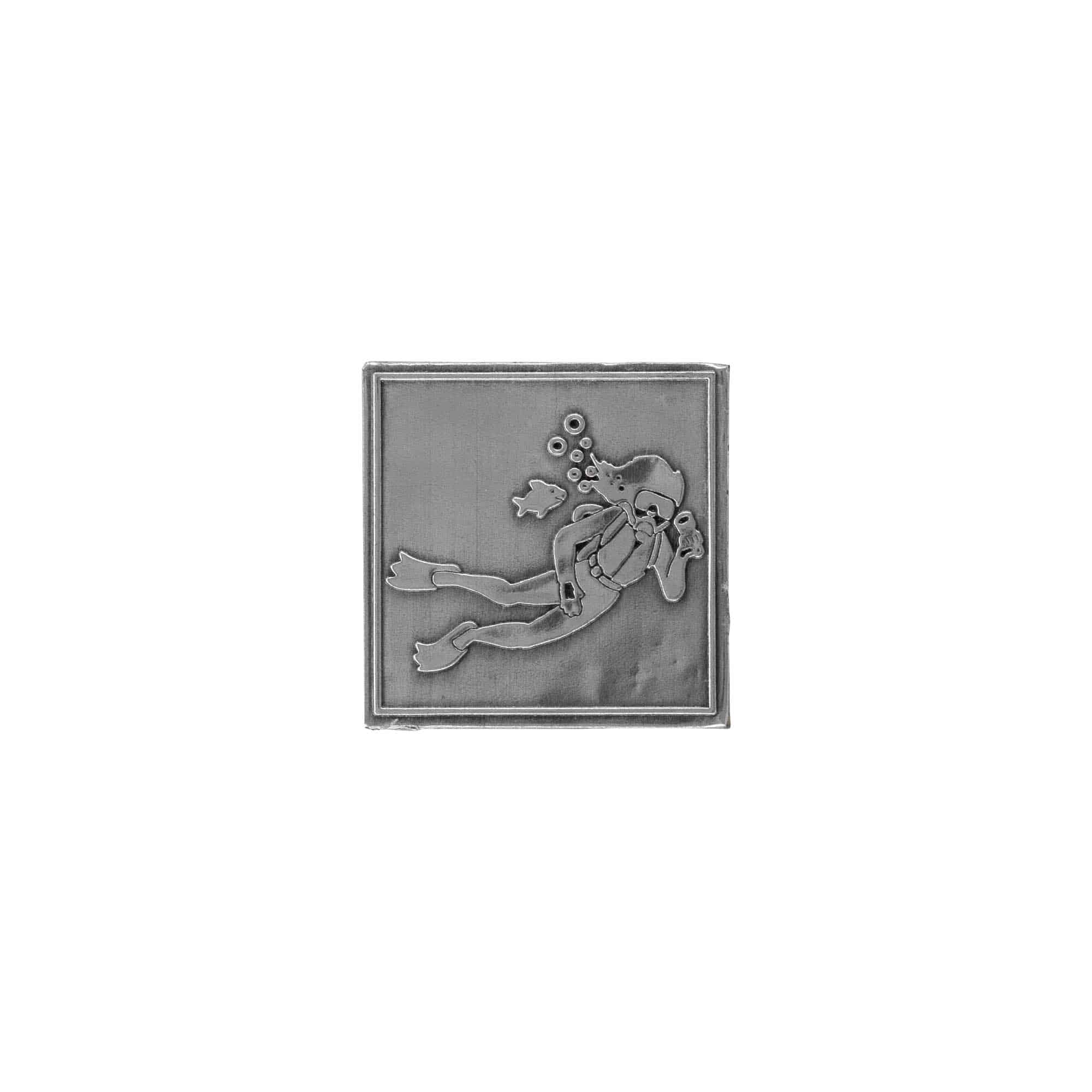 Kositrena naljepnica 'Ronilac', kvadratna, metal, srebro Kositrena naljepnica 'Ronilac', kvadratna, metal, srebro